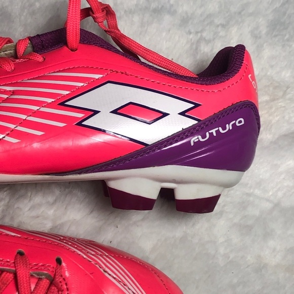 - Girls Pink Futura Soccer Shoes. Size 8 - Picture 2 of 4